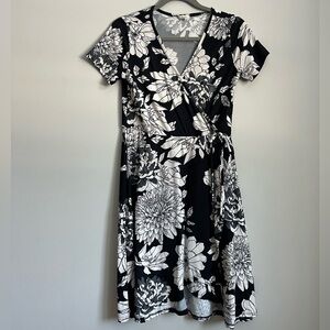 Women’s faux wrap knee length floral vacation dress small